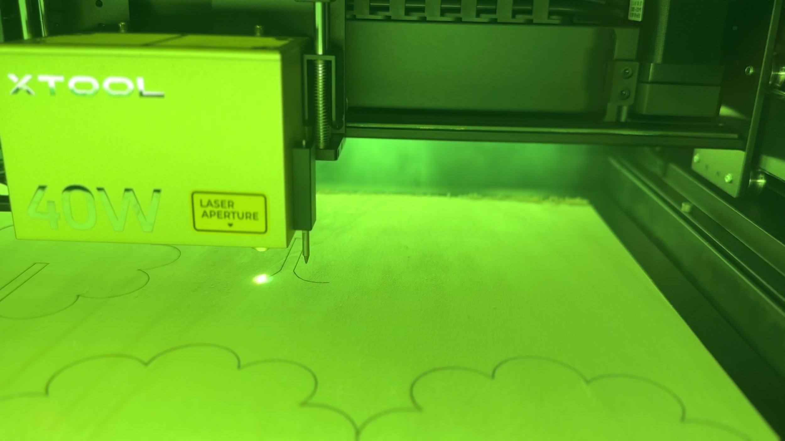 Unser Laser in Aktion: Präzises Schneiden und Gravieren eines individuellen Geschenkstücks.